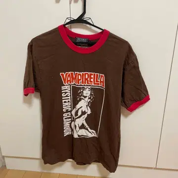 뱀파이어렐라 T셔츠 브라운