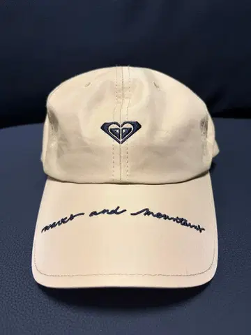 베이지 하트 로고 roxy 캡