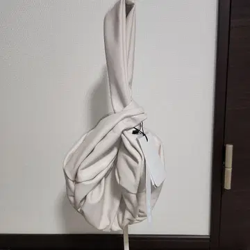 화이트 합성 피혁 핸드백