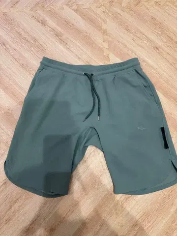 1PIU1UGUALE3 하프 팬츠