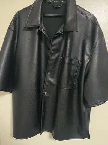 ZARA 합성 피혁 반팔 셔츠 블랙