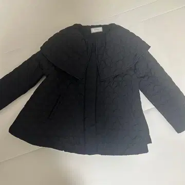 [ Fitmore ] 하트 퀼팅 케이프 칼라 자켓 코트 블랙