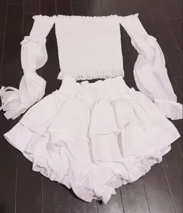 화이트 프릴 오프숄더 셋업