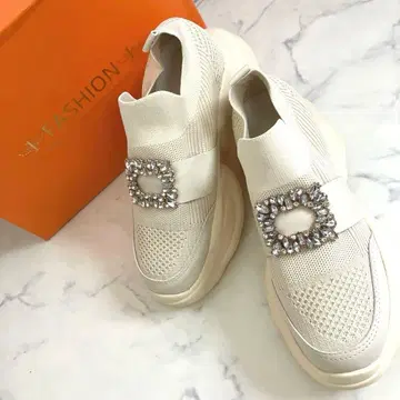 새상품 비쥬 버클 메쉬 통굽 스니커즈 화이트 24