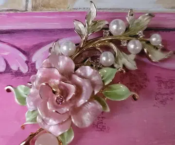 반돔 부티크 곡선이 아름다운 브로치 잎