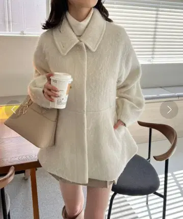 나이스 클라우프 스탠드 카라로도 연출 가능한 페플럼 코트