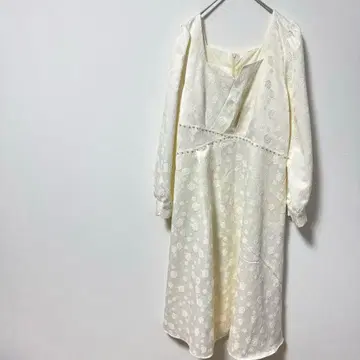 스퀘어넥 웨딩 드레스 페미닌 꽃무늬 A라인 전취 촬영 2차 모임