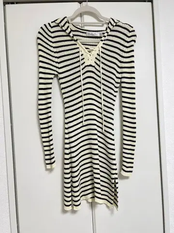 네이비 컬러 블랙 & 화이트 스트라이프 니트 원피스 여성용 슬릿