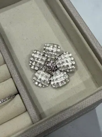 FOXEY 26645 브로치 FLEUR