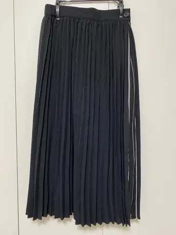 블랙과 화이트 스트라이프 플리츠 스커트