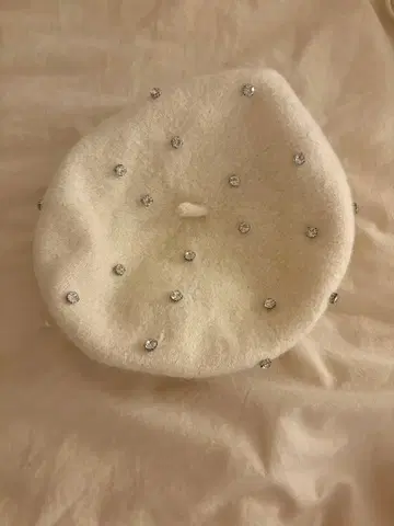 스톤 장식 화이트 베레모