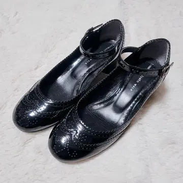 츠모리치사토 스트랩 펌프스 블랙 윙팁 22cm