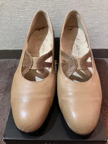 요시노야 베이지 컷 아웃 펌프스 25cm