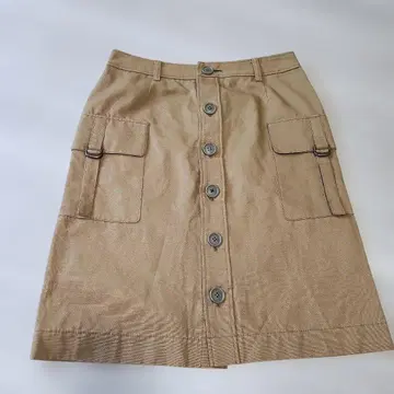 베이지 버튼 달린 스커트
