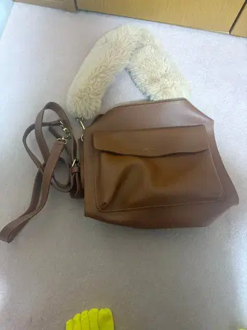 브라운 합성 피혁 숄더백