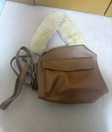 브라운 합성 피혁 숄더백