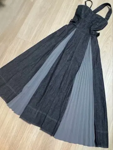 다크 그레이 플리츠 맥시 드레스