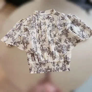 mily billet 꽃무늬 반팔 블라우스 크림색