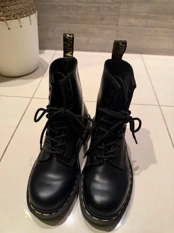 Dr.Martens 블랙 가죽 부츠 23cm