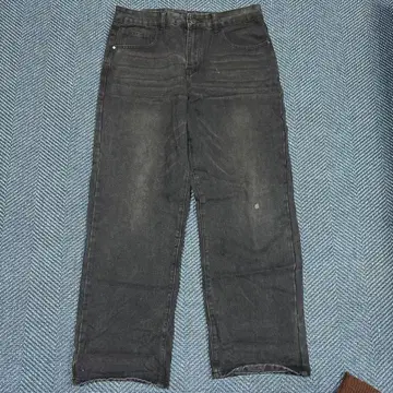 다크 그레이 스트레이트 데님 팬츠