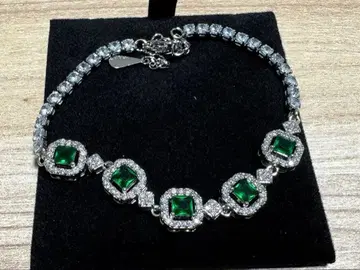 에메랄드 그린의 엘레강트 팔찌
