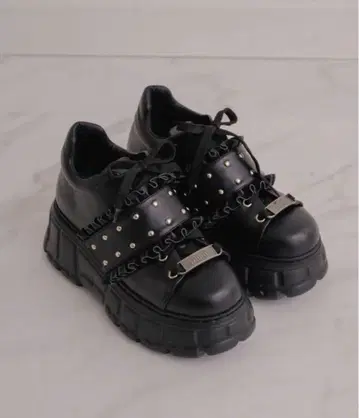 pium 프릴 벨트 볼륨 스니커즈