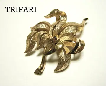 TRIFARI 리프 디자인 브로치