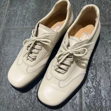 연휴 가격 인하 FERRAGAMO 아이보리 가죽 스니커즈 2E