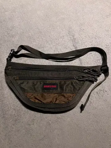 인기 BRIEFING 브리핑 바디백 다크 그린