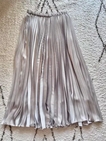 유나이티드 애로우즈 플리츠 스커트 실버