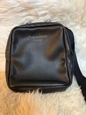 Calvin Klein Jeans 블랙 숄더백