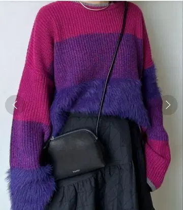 [ 1회 착용 ] ROSE BUD 크롭 블로킹 니트