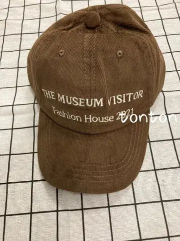 더 뮤지엄 비지터 브라운 야구 모자