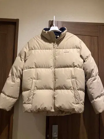 GUESS 베이지 다운 자켓
