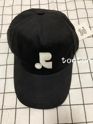 Rest&recreation 블랙 자수 로고 캡