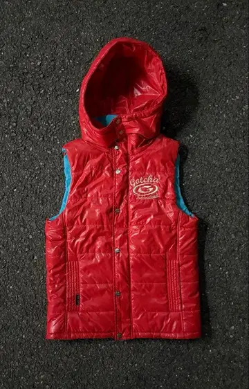 빨간색 후드 부착 다운 베스트