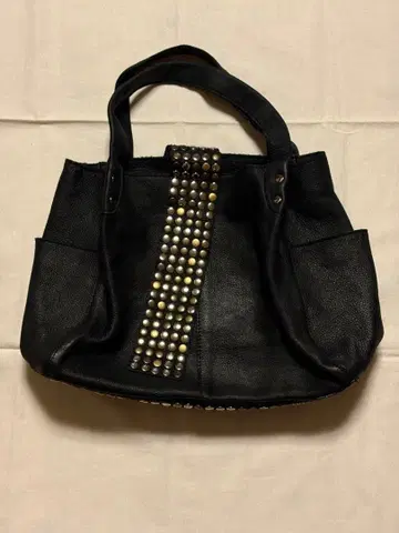 TRES 스터드 장식 블랙 토트백