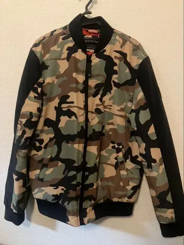 GUESS 카모플라쥬 점퍼