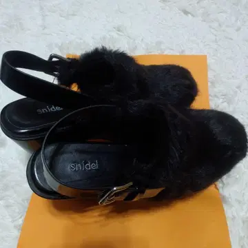 미사용 새상품 택 포함 snidel 블랙 퍼 하이힐 펌프스