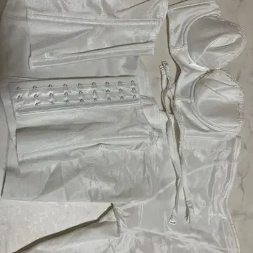 화이트 브라와 거들 세트 집에서 세탁 완료