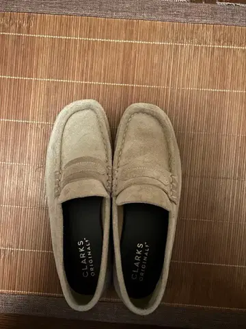 CLARKS 베이지 왈라비 로퍼