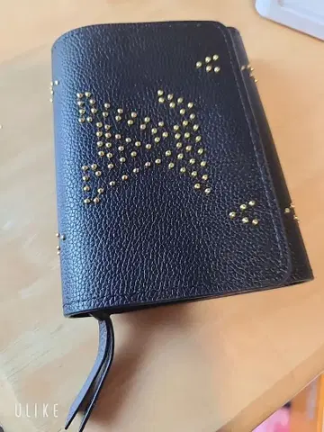 스터드 장식 블랙 지갑