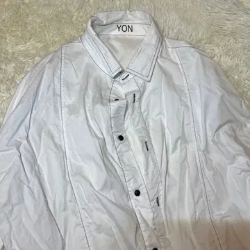 YON 화이트 긴팔 셔츠 블랙 버튼