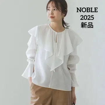 미사용 새상품 NOBLE 브라이트 시어 프릴 블라우스 화이트 이번 시즌