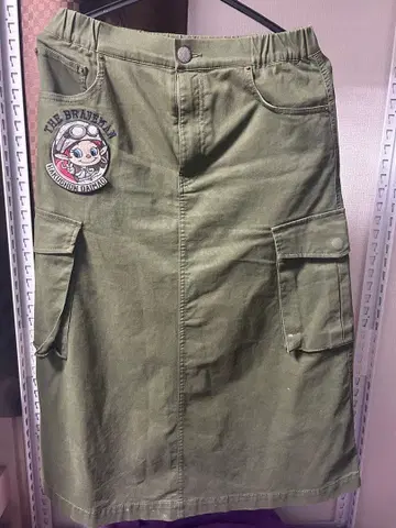 아쿠비짱 THE BRAVEMAN 자수 타이틀 스커트