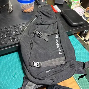 Patagonia Atom 8L 백 블랙 원 숄더