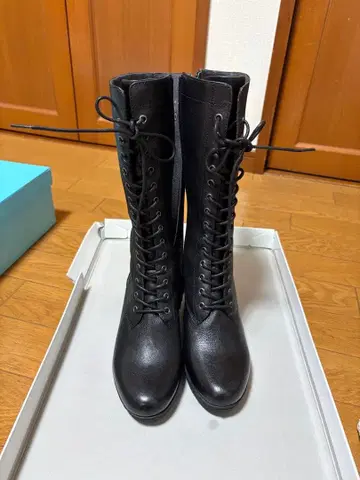 블랙 레이스업 부츠