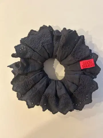 GOOD SQUISH 다크 그레이 레이스 스크런치