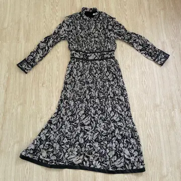 [ 새상품급 ] 리엔다 파이핑 디자인 플리츠 원피스 M