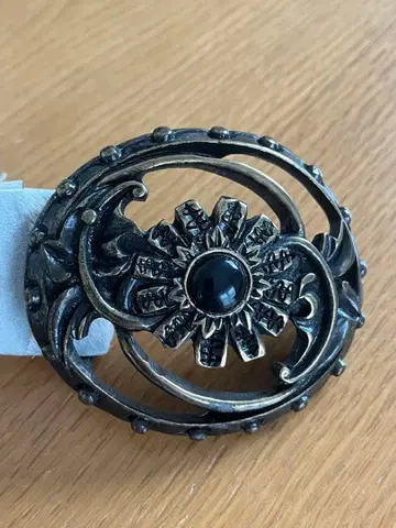 장식 버클의 화이트 가죽 벨트